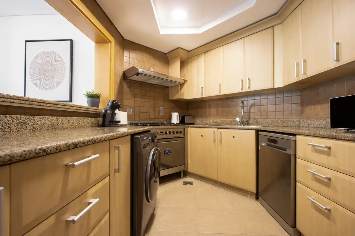 Spacious 1 BR in Shoreline Near Palm Mall, Dubai