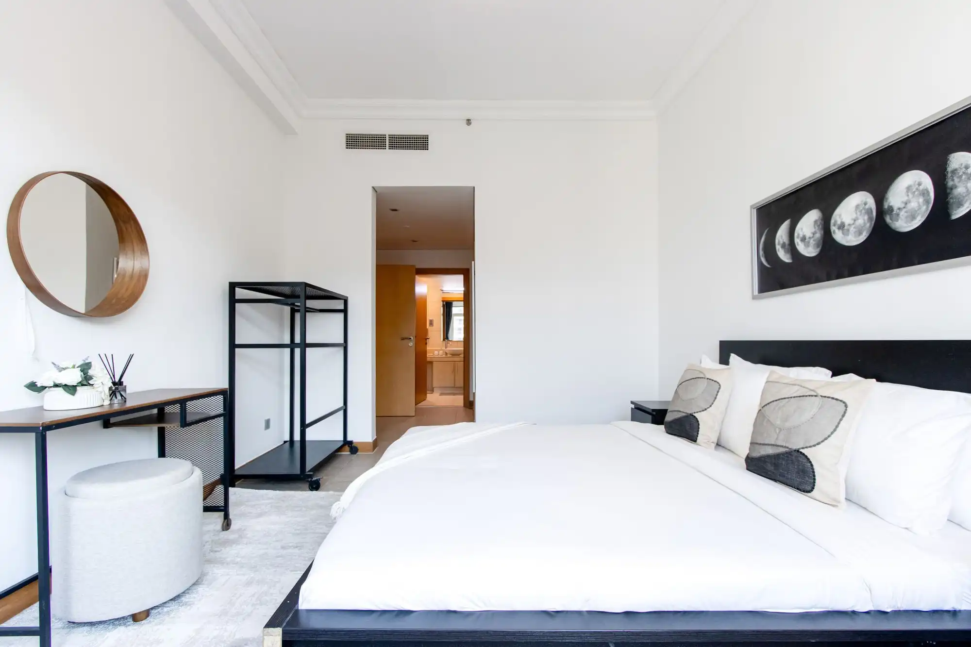 Spacious 1 BR in Shoreline Near Palm Mall, Dubai