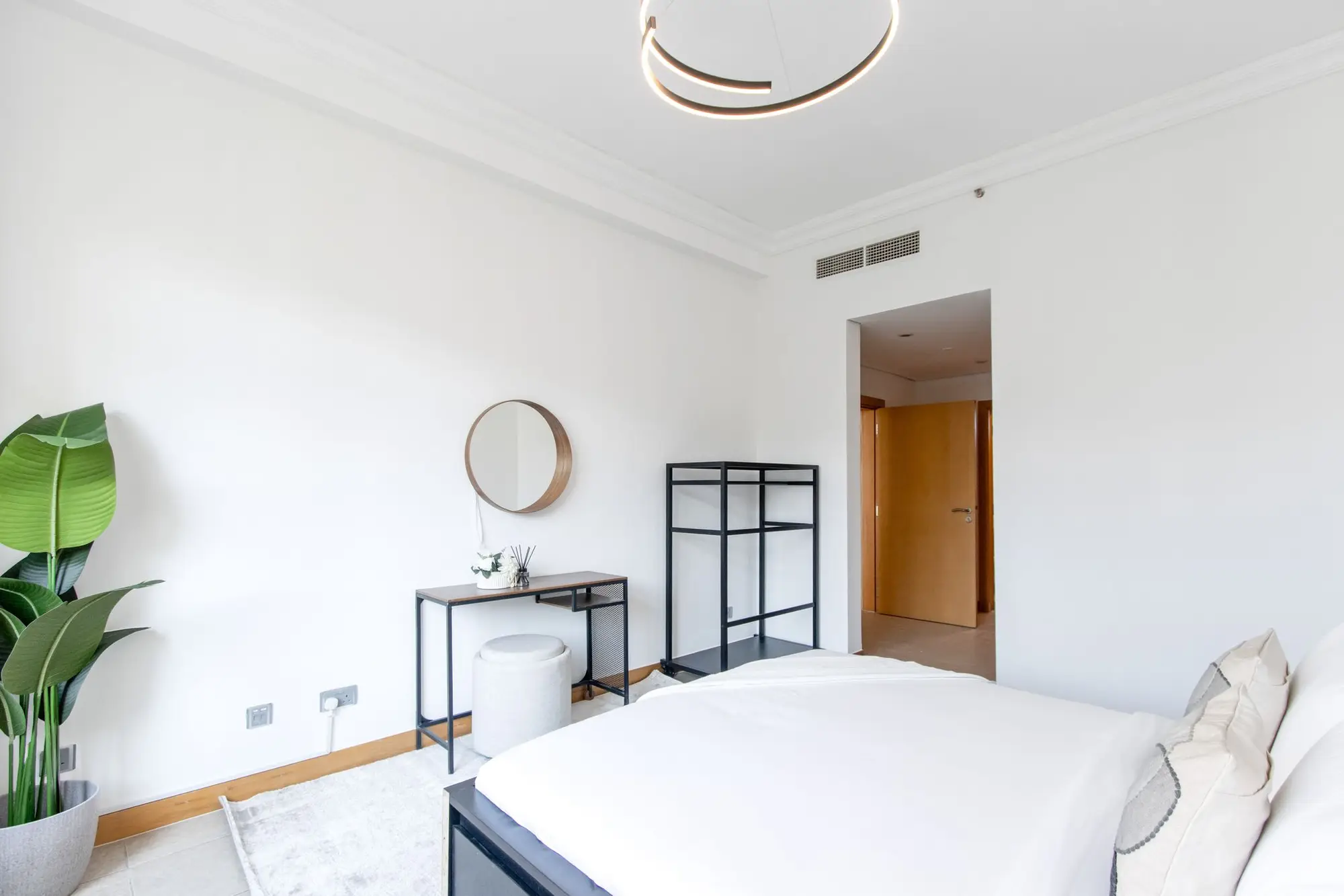Spacious 1 BR in Shoreline Near Palm Mall, Dubai
