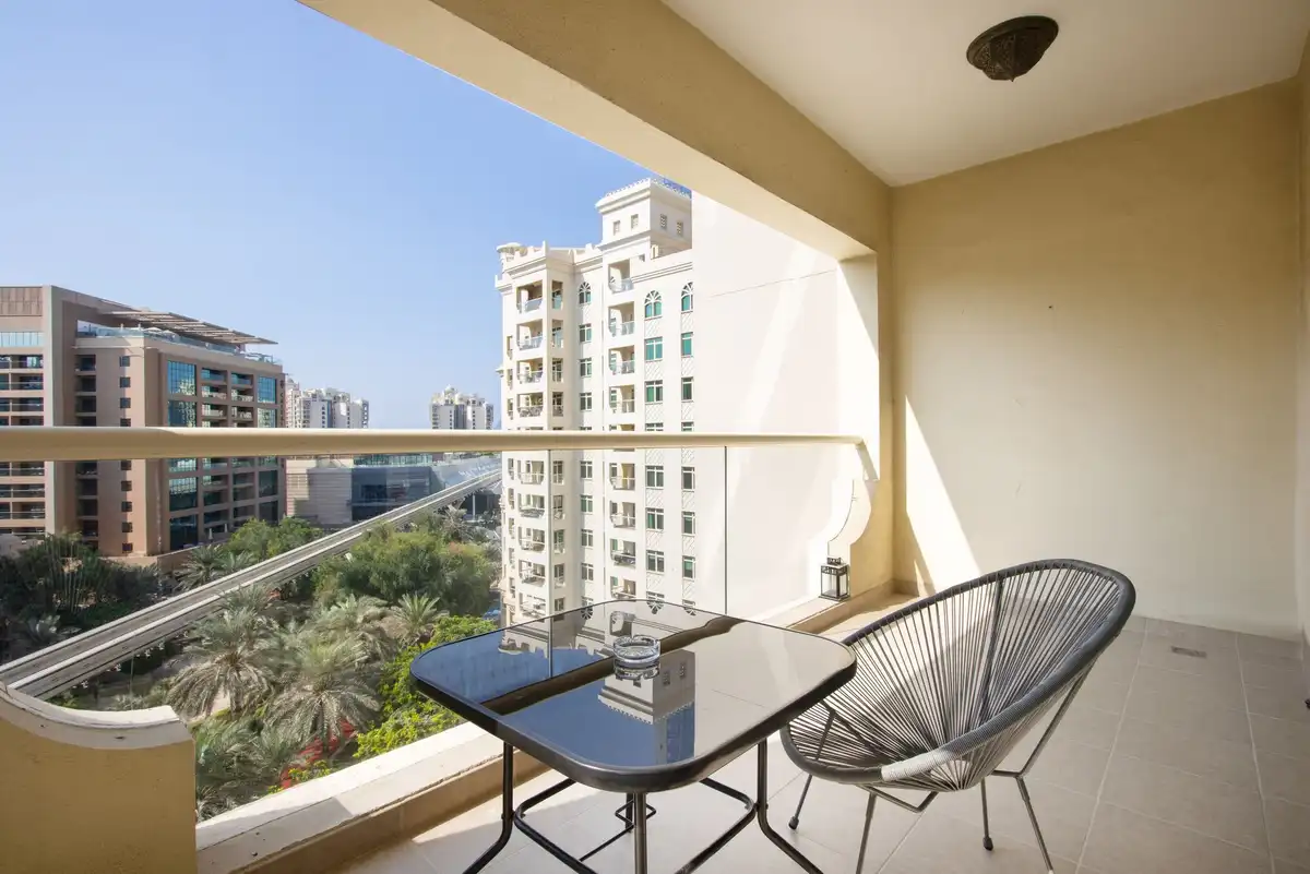 Spacious 1 BR in Shoreline Near Palm Mall, Dubai