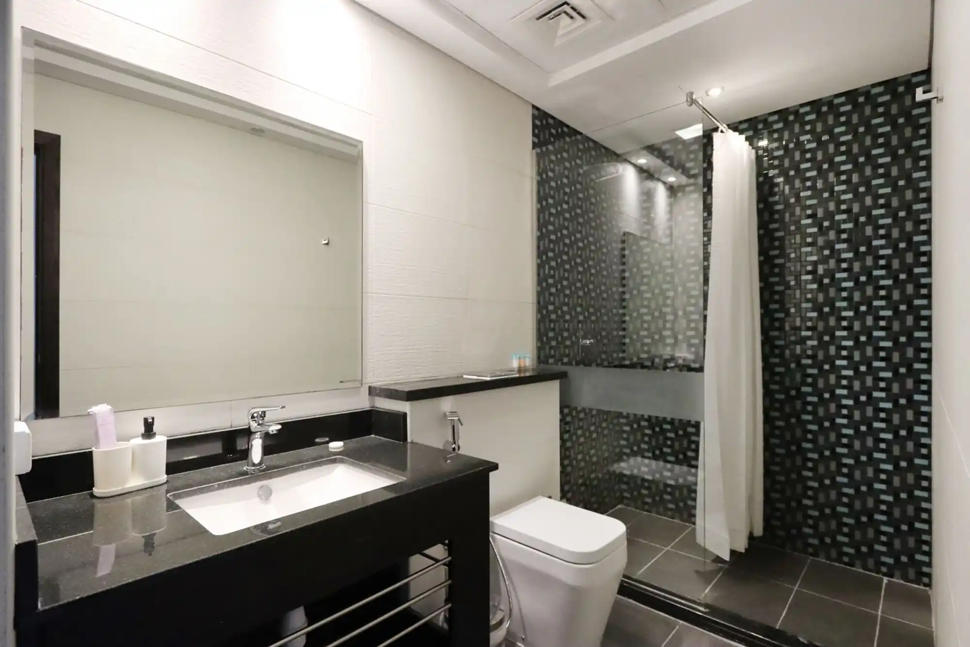 Spacious 2 BR in Dubai Marina with Balcony, Dubai