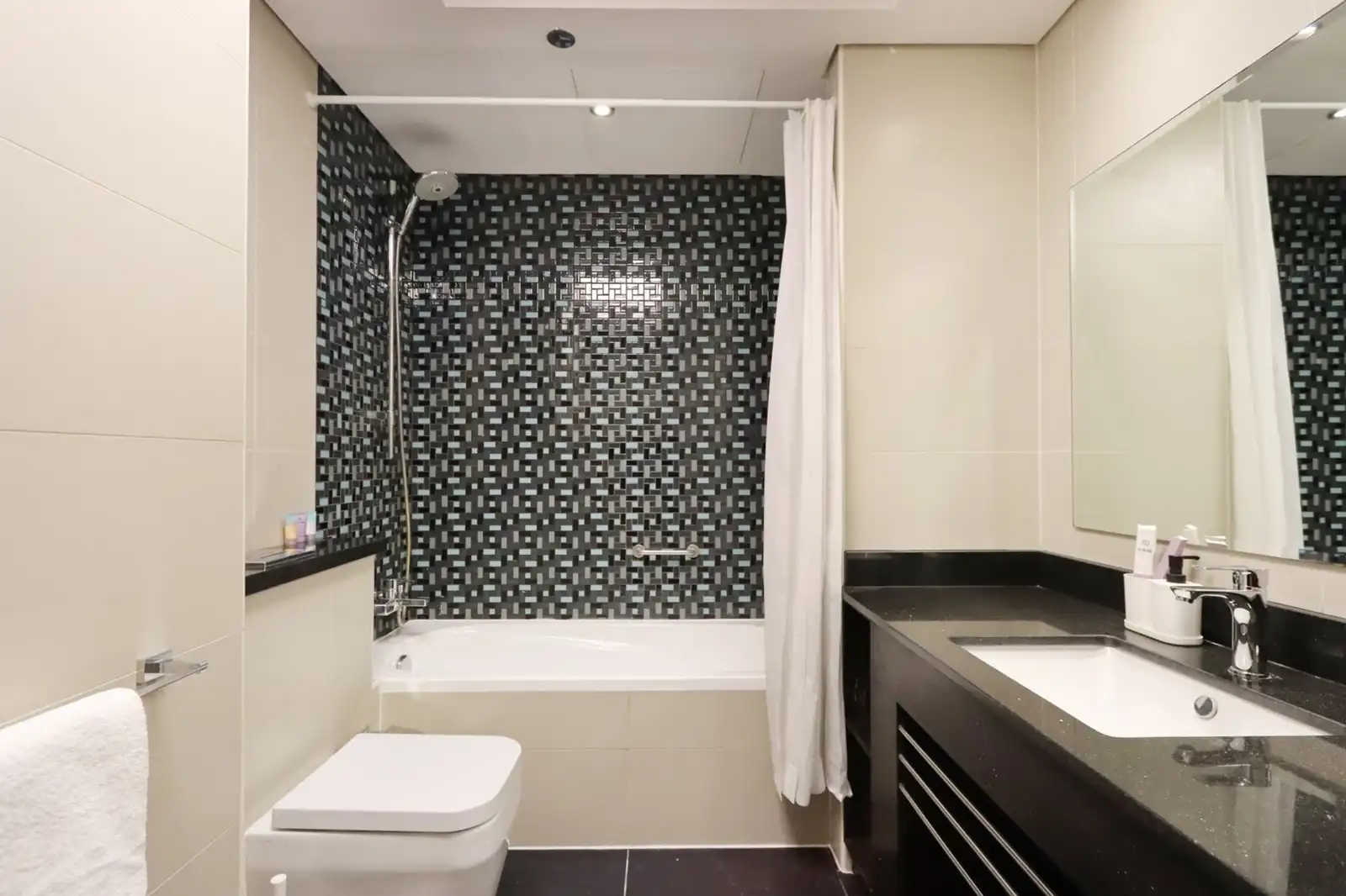 Spacious 2 BR in Dubai Marina with Balcony, Dubai
