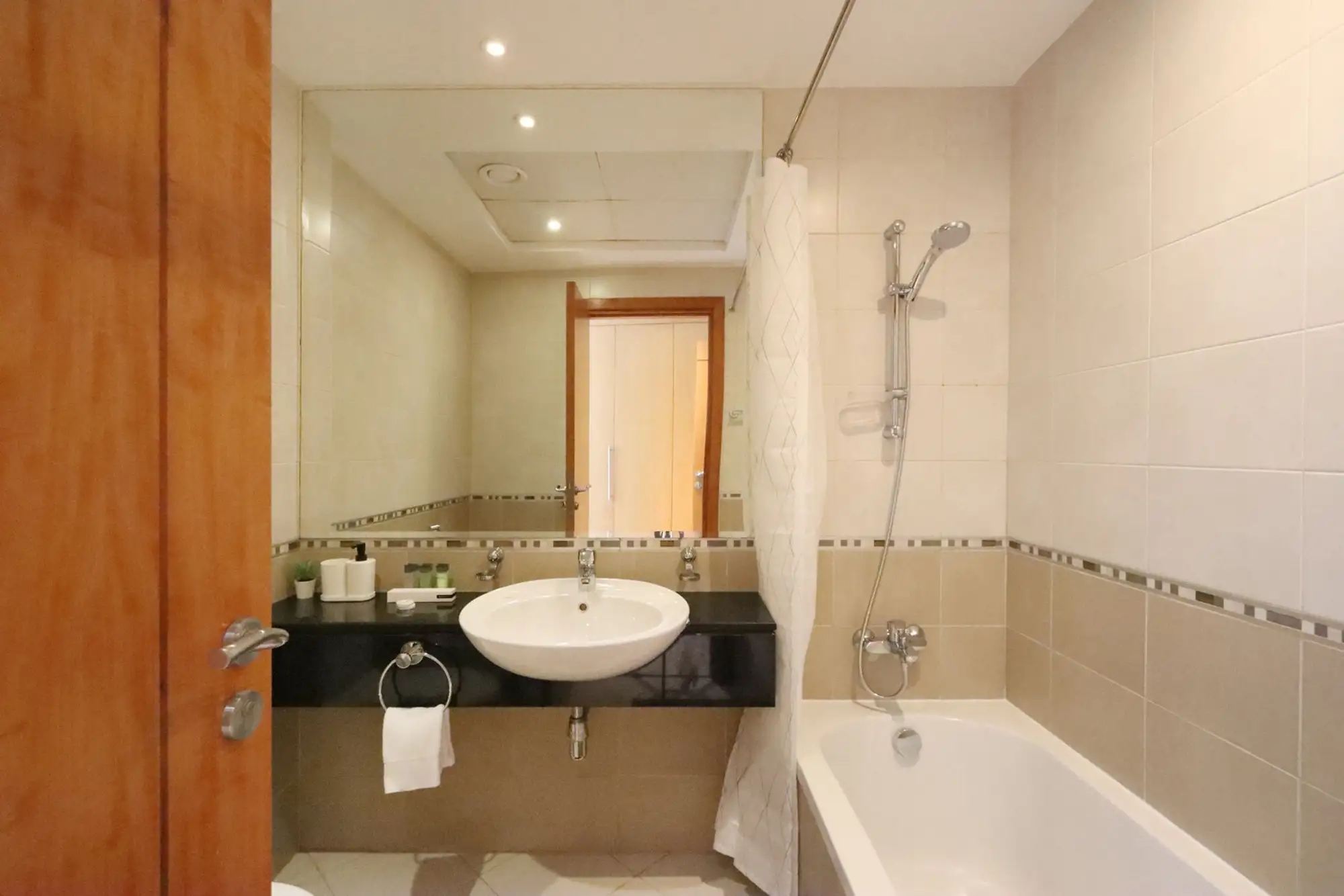Spacious 3BR in Marina, Steps to the Beach, Dubai