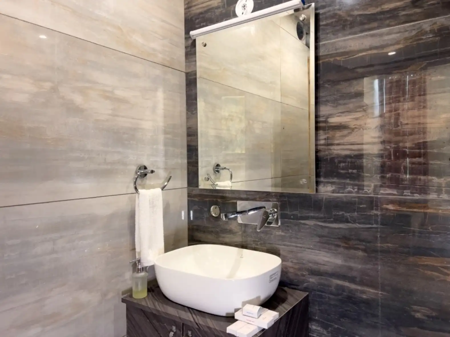 Spring Wood Hotel Bathroom