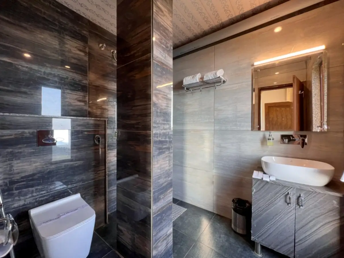 Spring Wood Hotel Bathroom