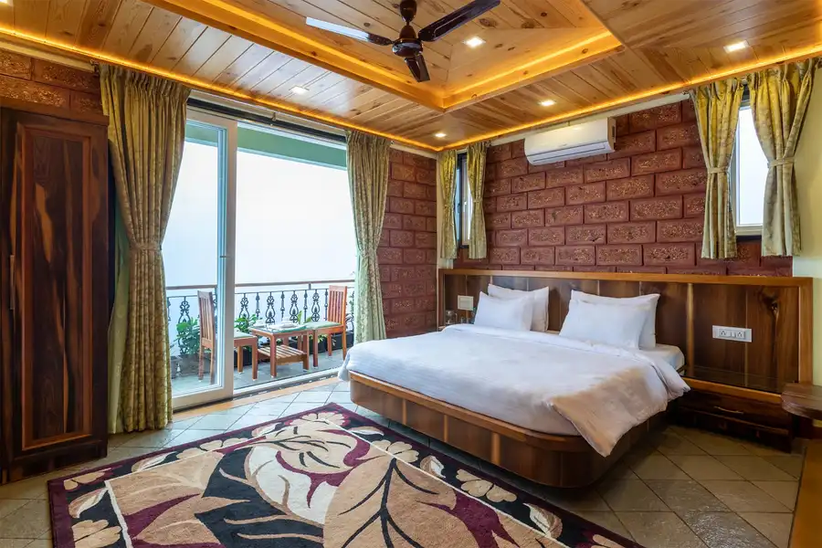 Status Villa with Heated Pool, Panchgani