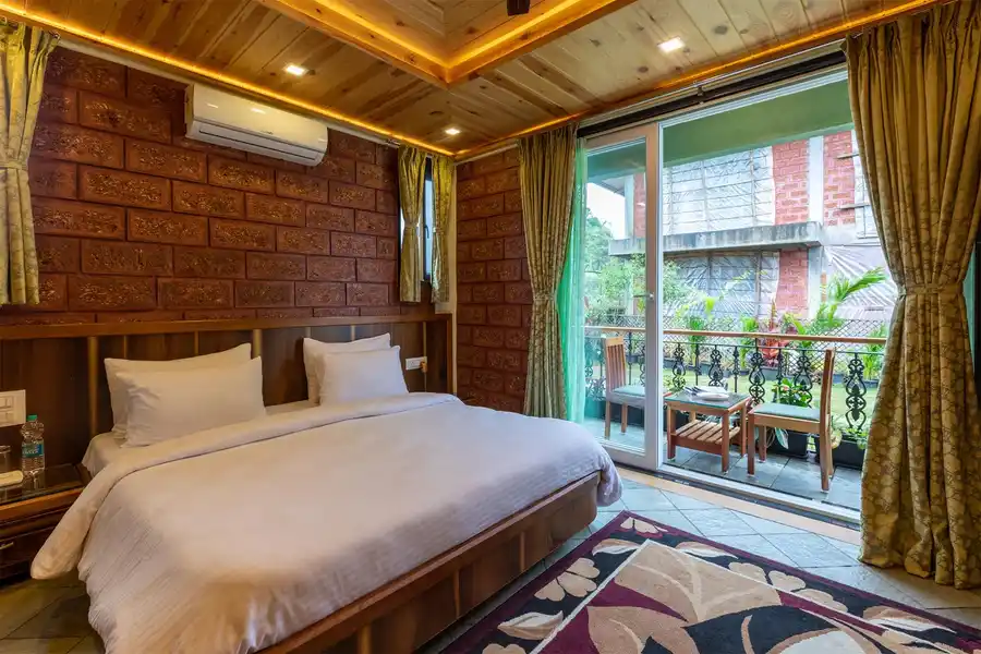 Status Villa with Heated Pool, Panchgani
