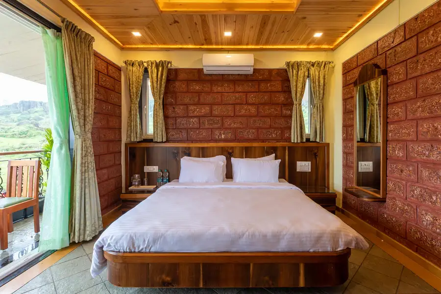 Status Villa with Heated Pool, Panchgani