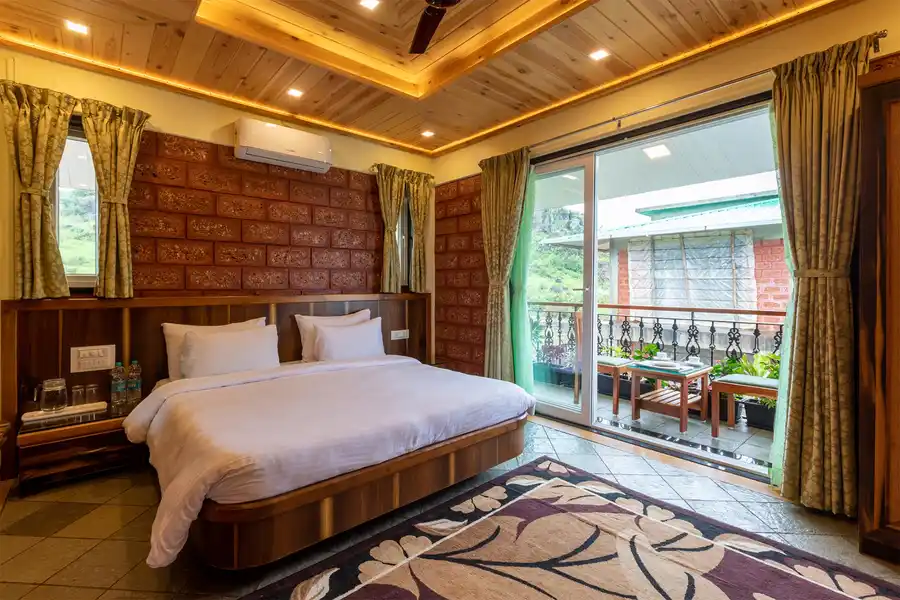 Status Villa with Heated Pool, Panchgani
