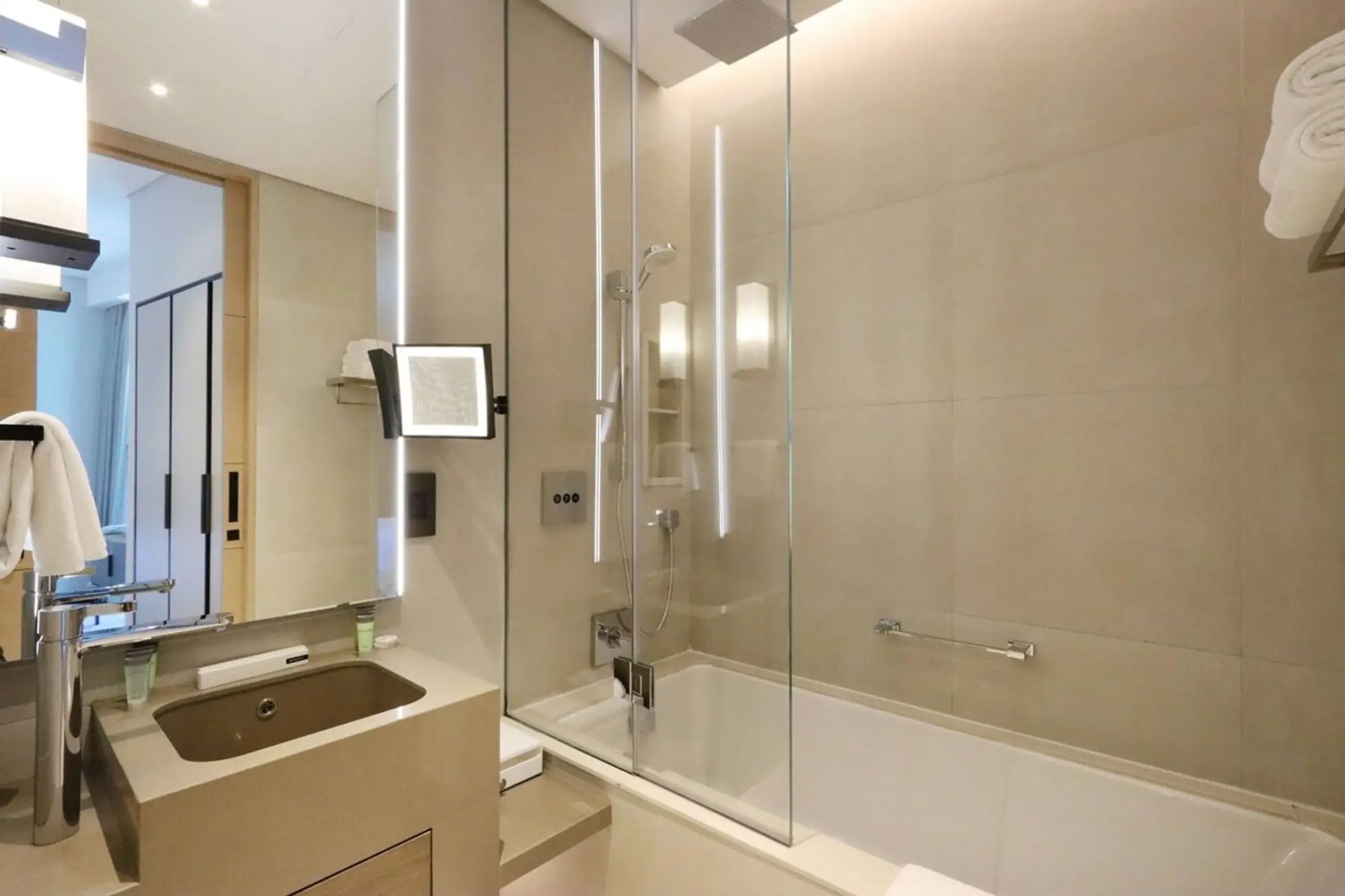 Stunning 1BR with Marina View And Beach Access, Dubai