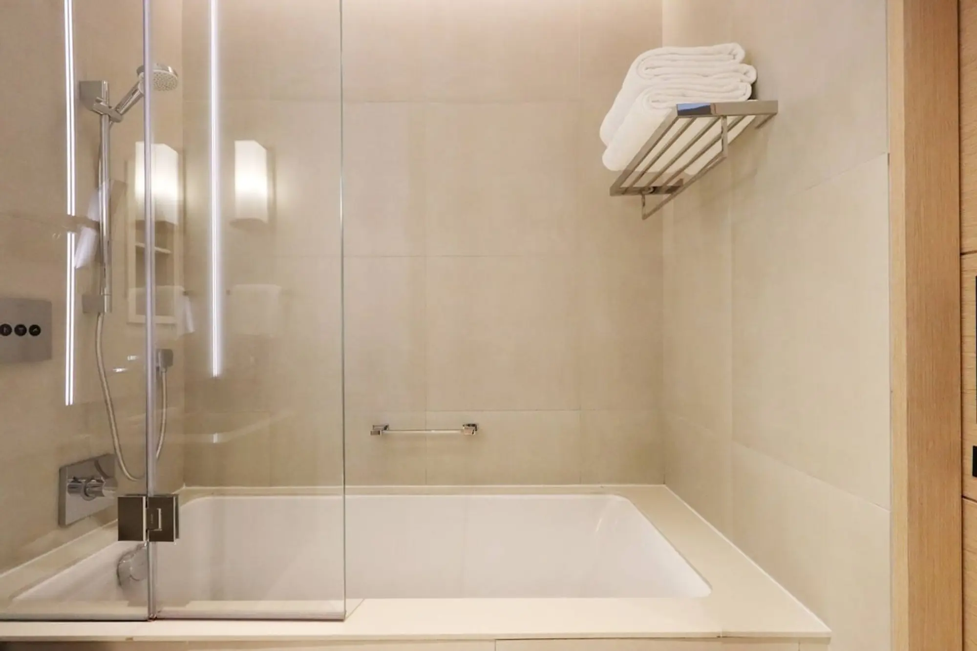 Stunning 1BR with Marina View And Beach Access, Dubai