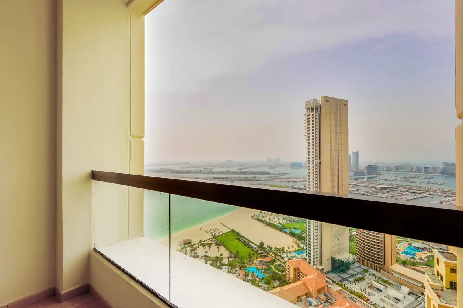 Stunning 1BR with Palm and Sea Views, Dubai