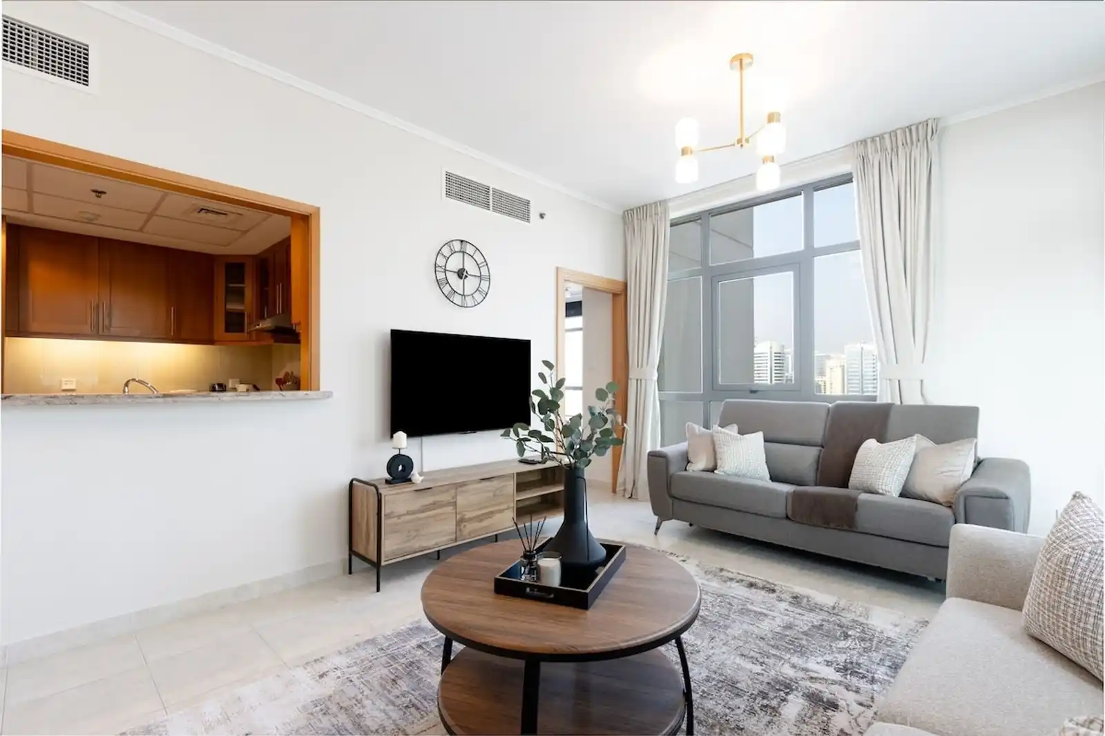 Stylish 1BR Retreat with Pool & Stunning City View, Dubai