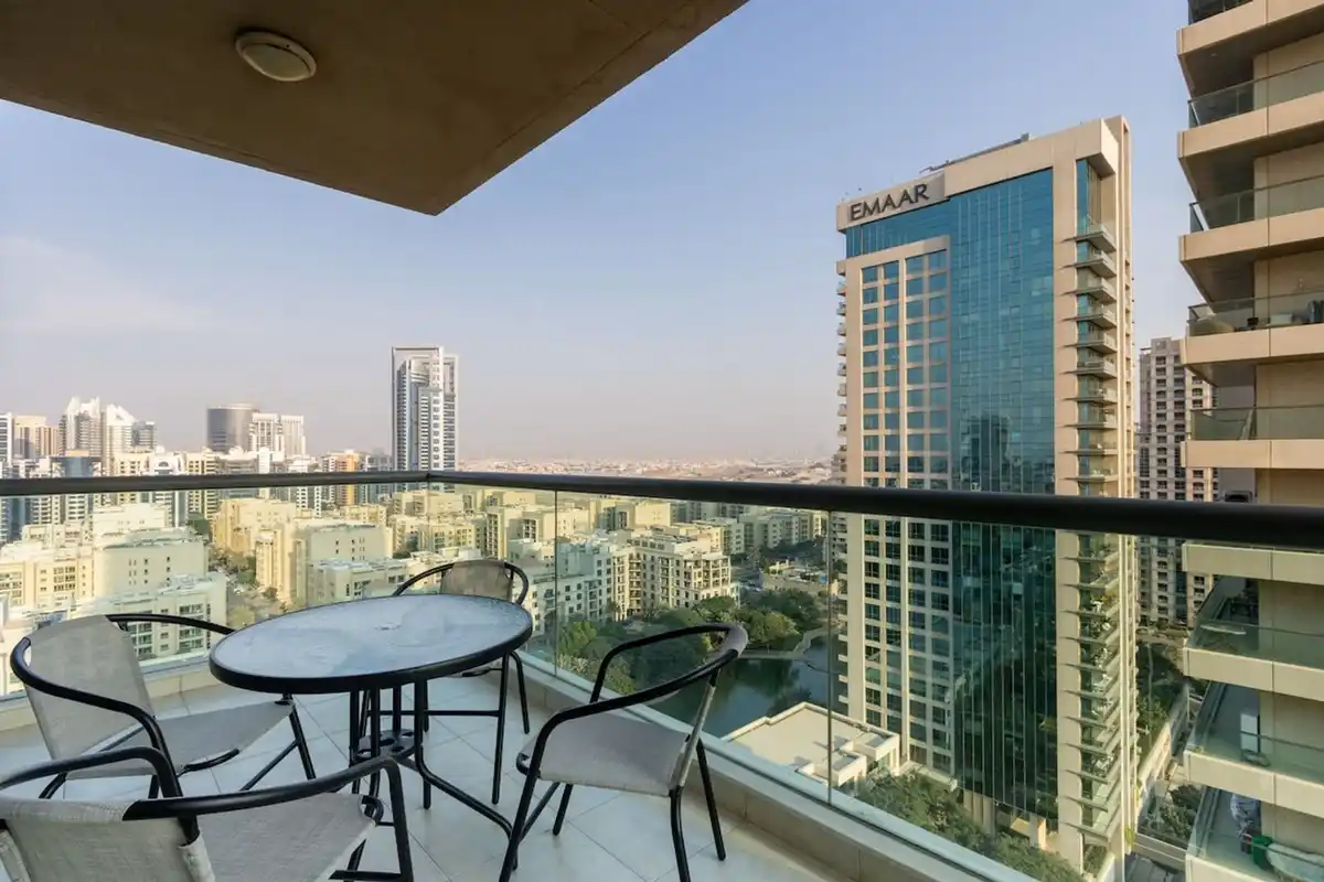 Stylish 1BR Retreat with Pool & Stunning City View, Dubai