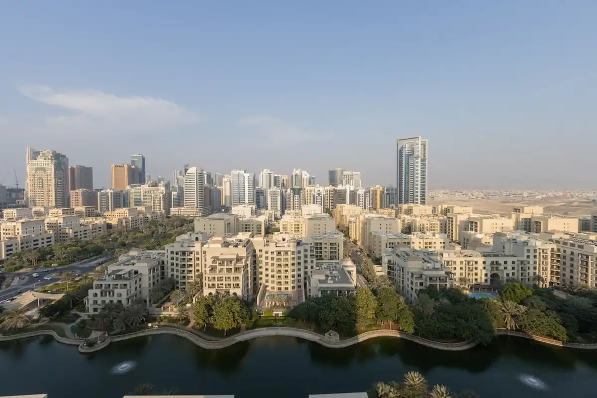 Stylish 1BR Retreat with Pool & Stunning City View, Dubai