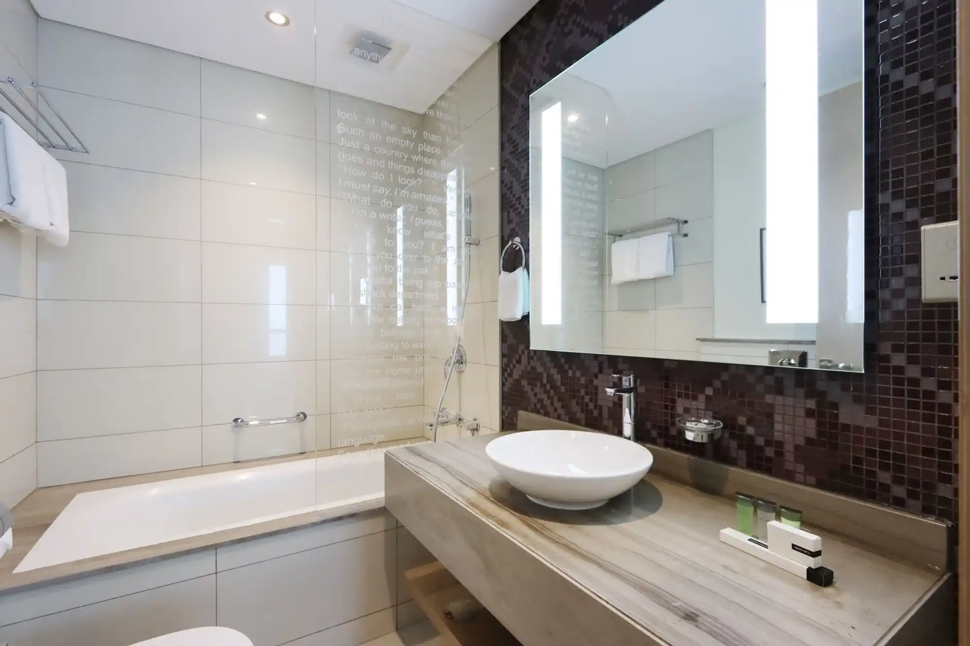 Stylish 2BR Paramount Apt, Dubai