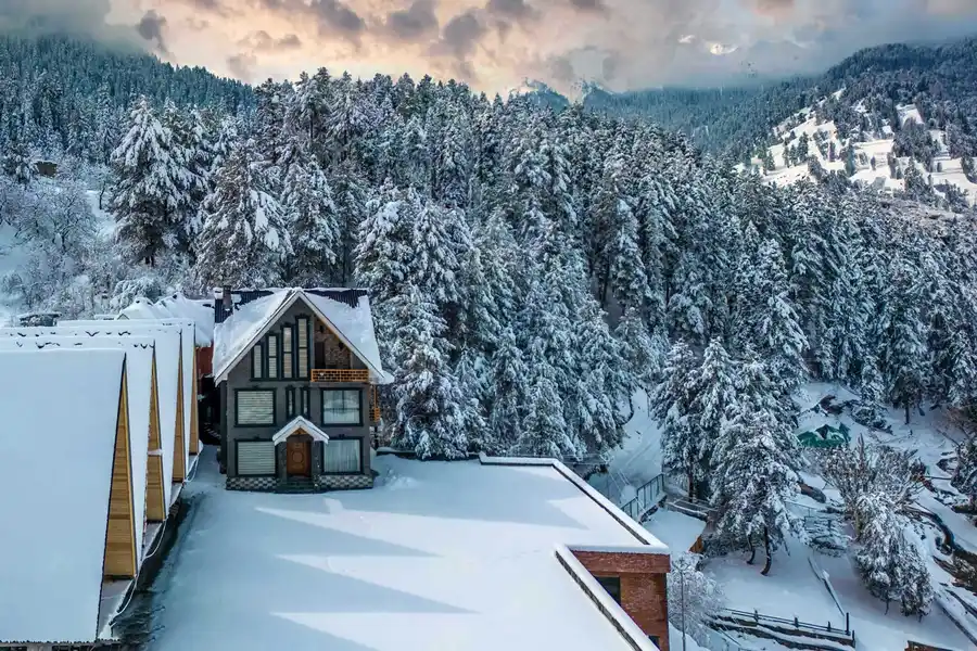 Suite Room @ Frozen Fall - Tangmarg w/ Breakfast Included, Gulmarg