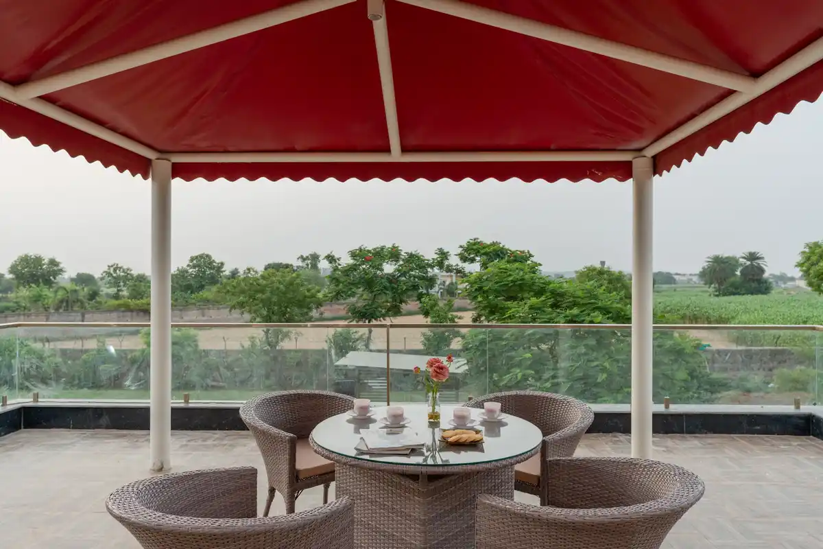 Sunrise Manor W/ Pool, Jacuzzi & Kids’ Retreat, New Delhi