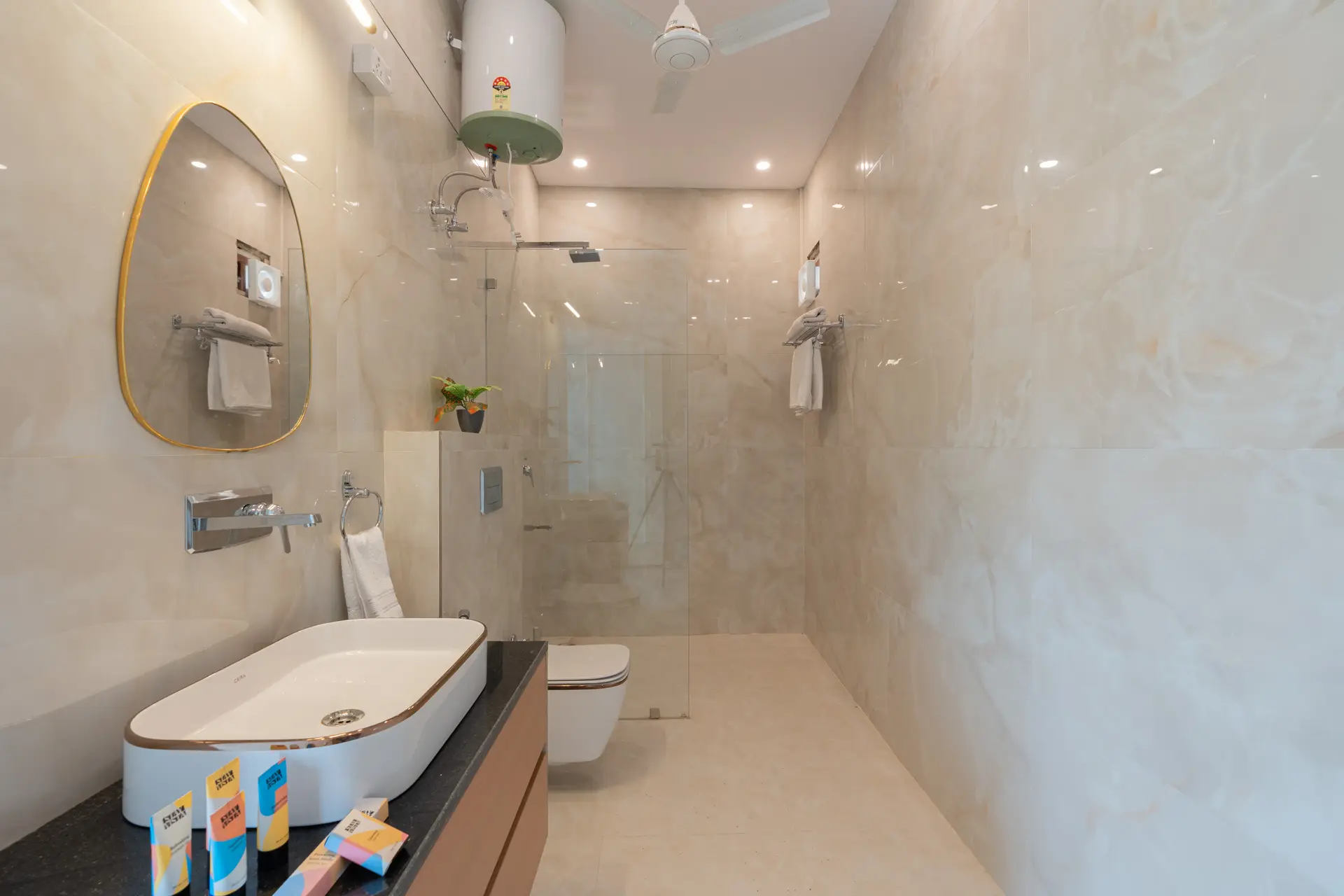 Sunrise Manor W/ Pool, Jacuzzi & Kids’ Retreat, New Delhi