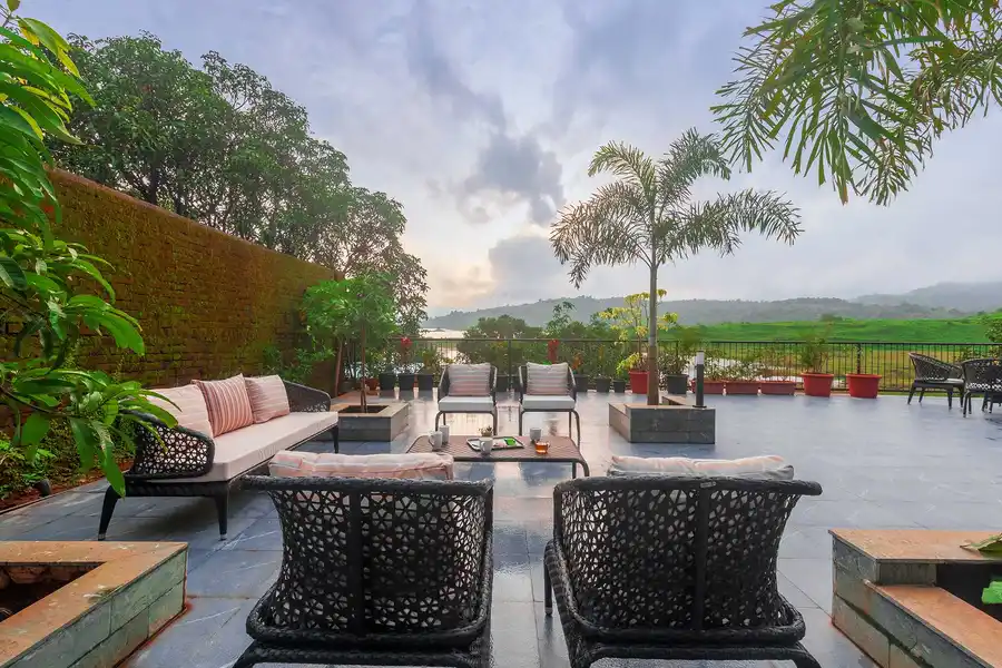 Sunset Boulevard, Karjat