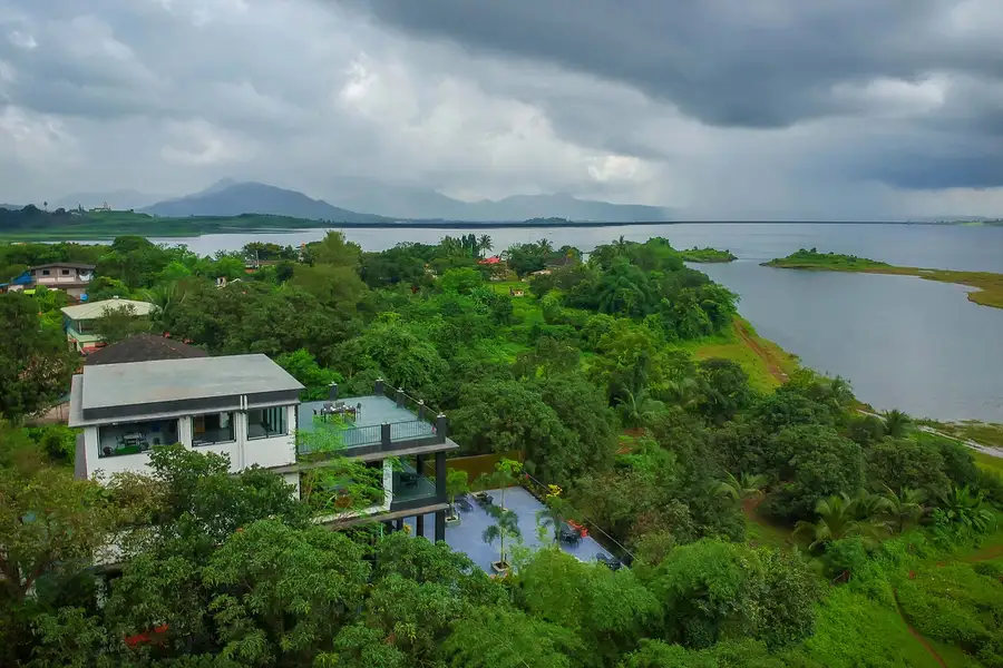 Sunset Boulevard, Karjat