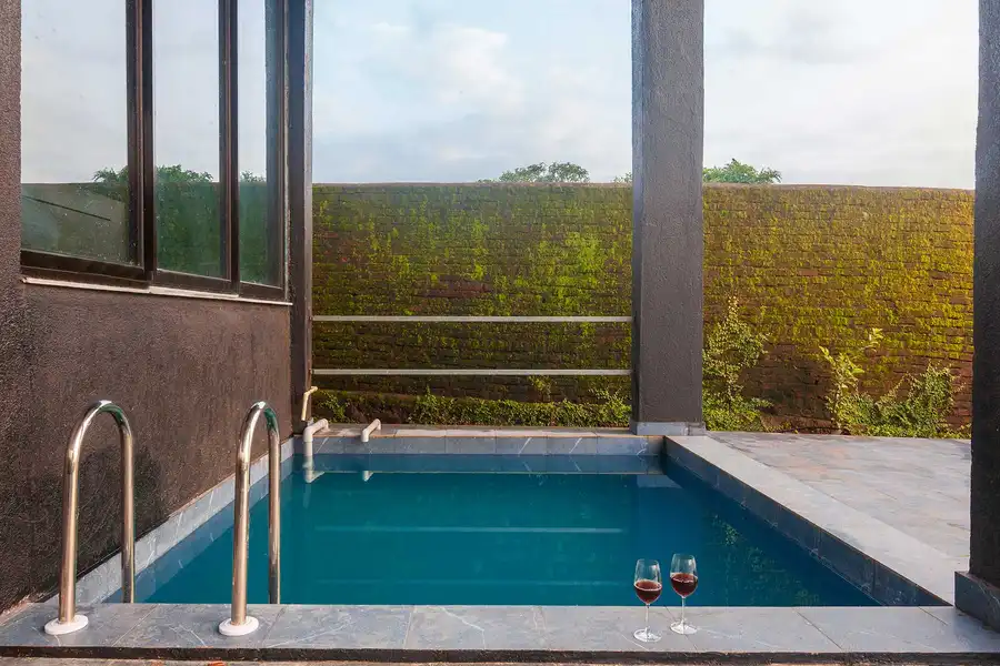 Sunset Boulevard, Karjat