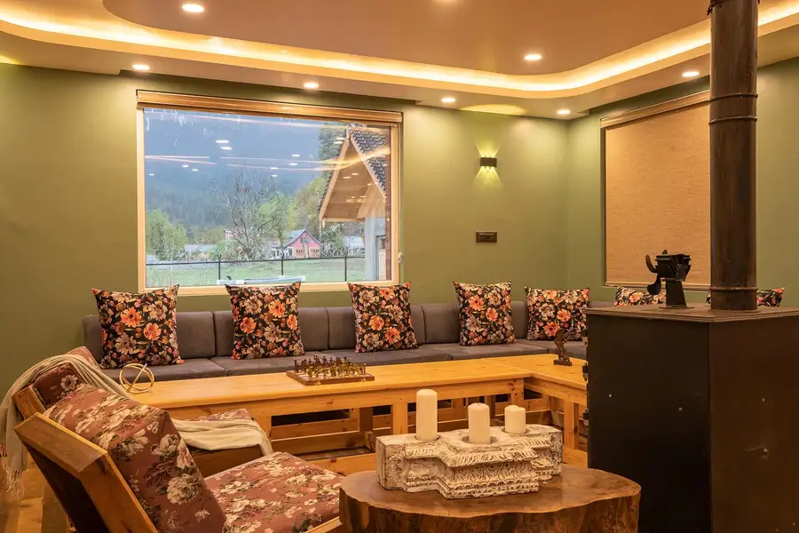 Suroor w/ Central Heating - Tangmarg, Gulmarg