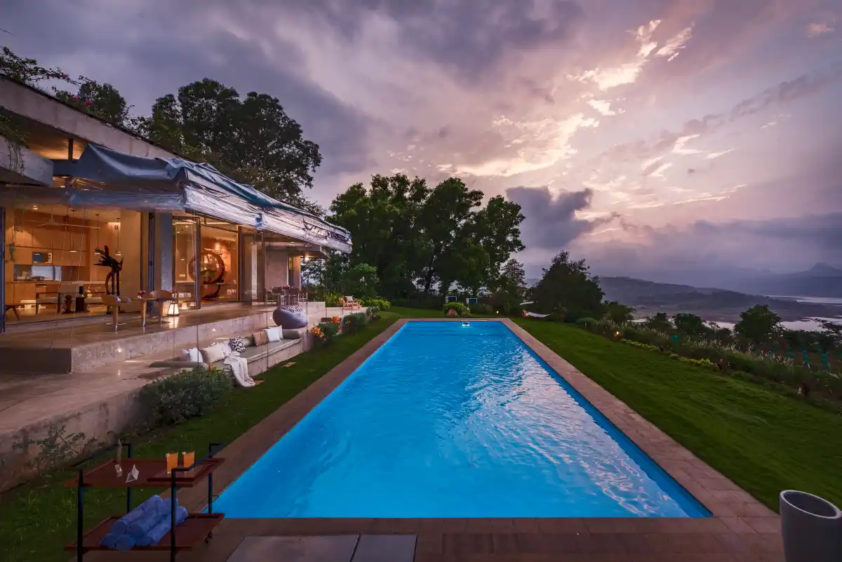 Swallow's Nest, Pawna