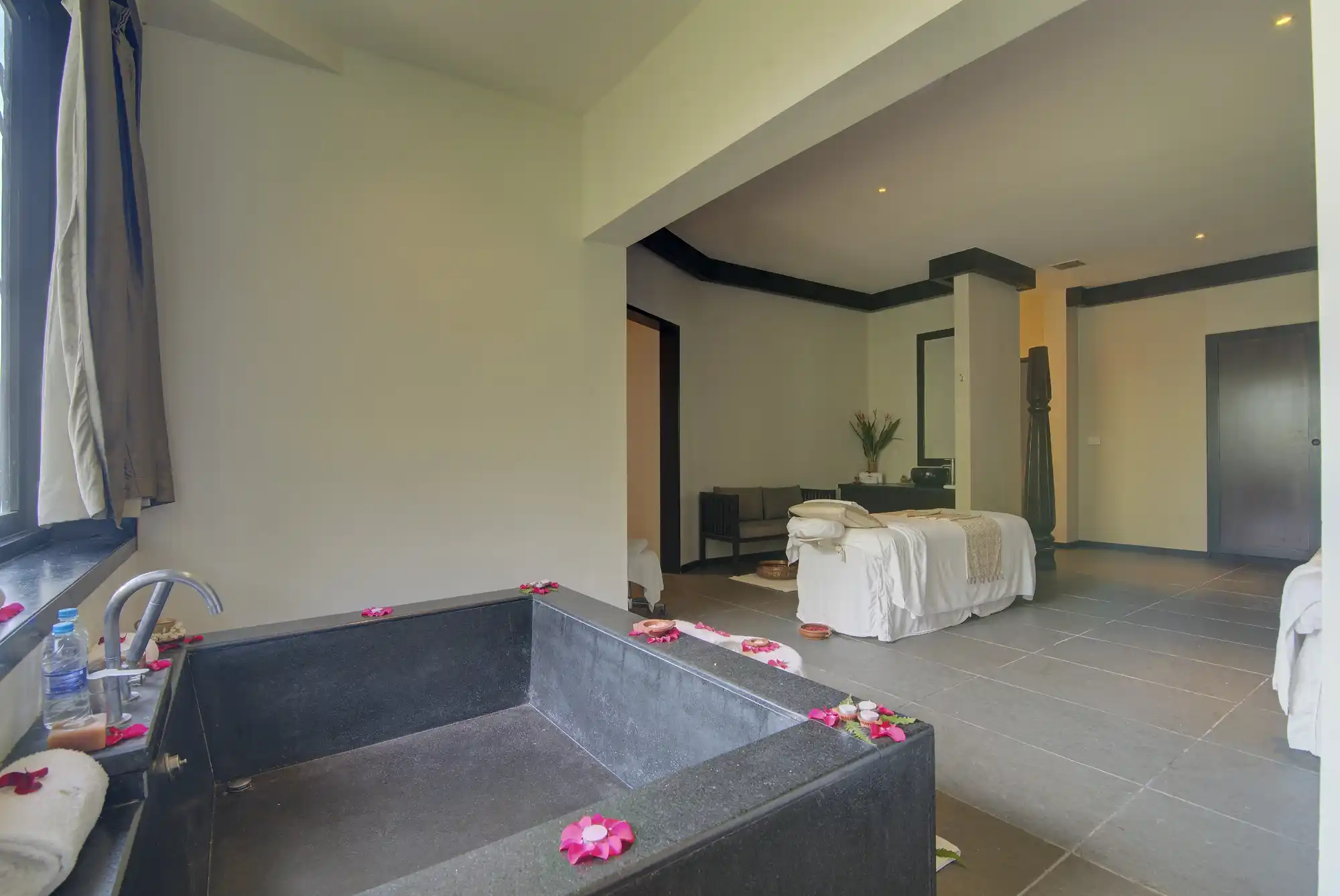 Taj Madikeri Resort & Spa, Coorg Bathroom