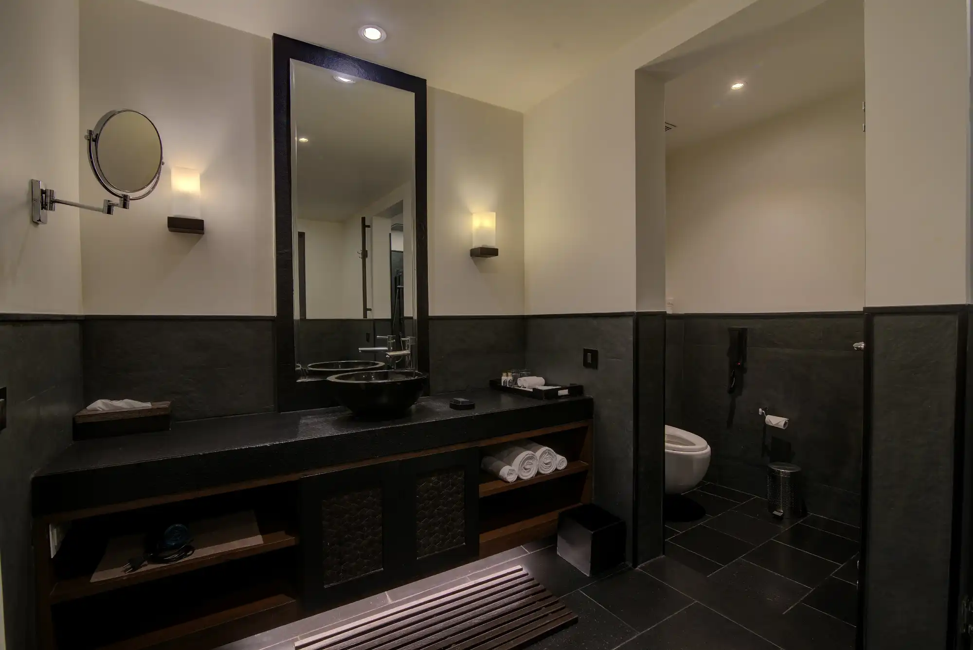 Taj Madikeri Resort & Spa, Coorg Bathroom