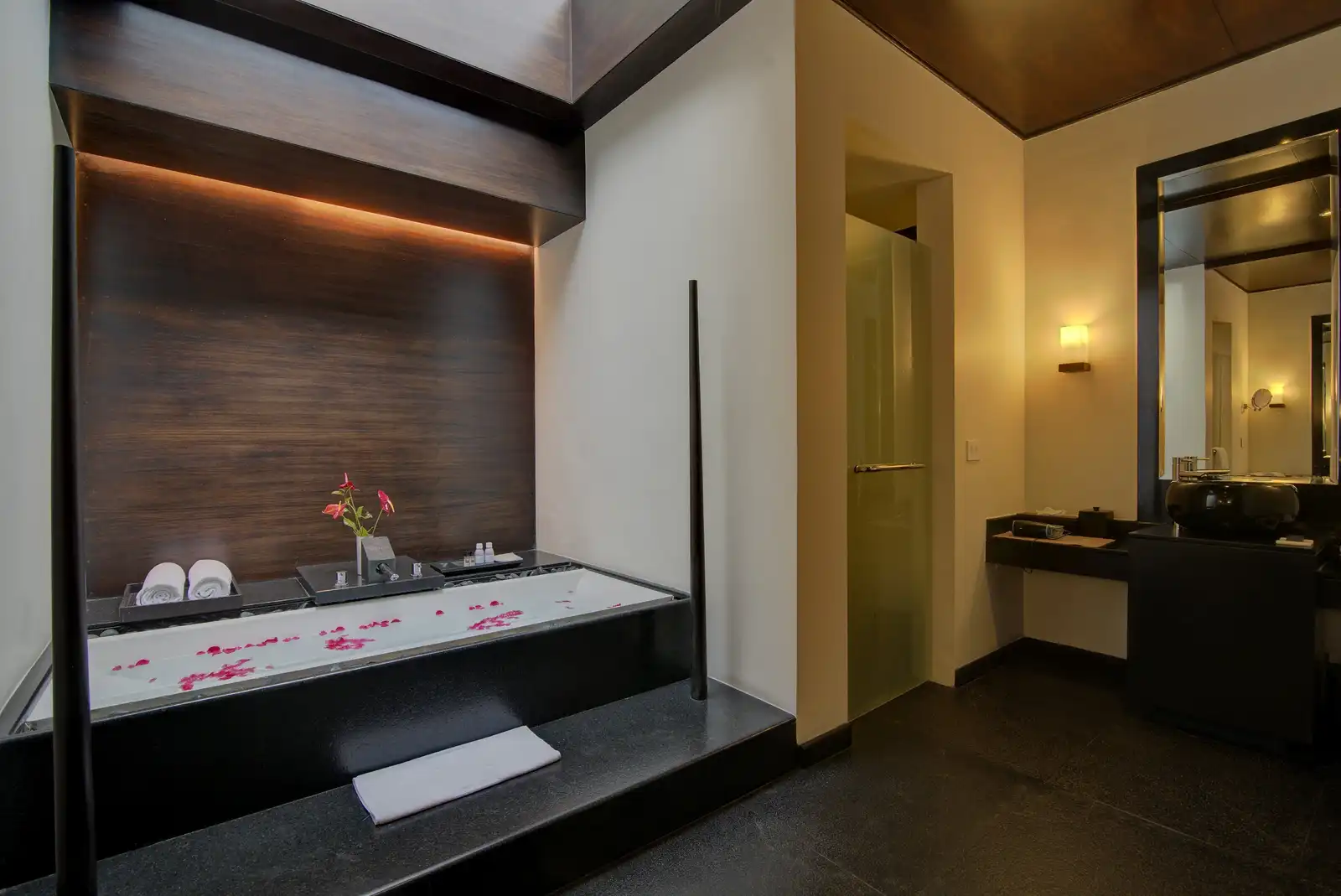 Taj Madikeri Resort & Spa, Coorg Bathroom