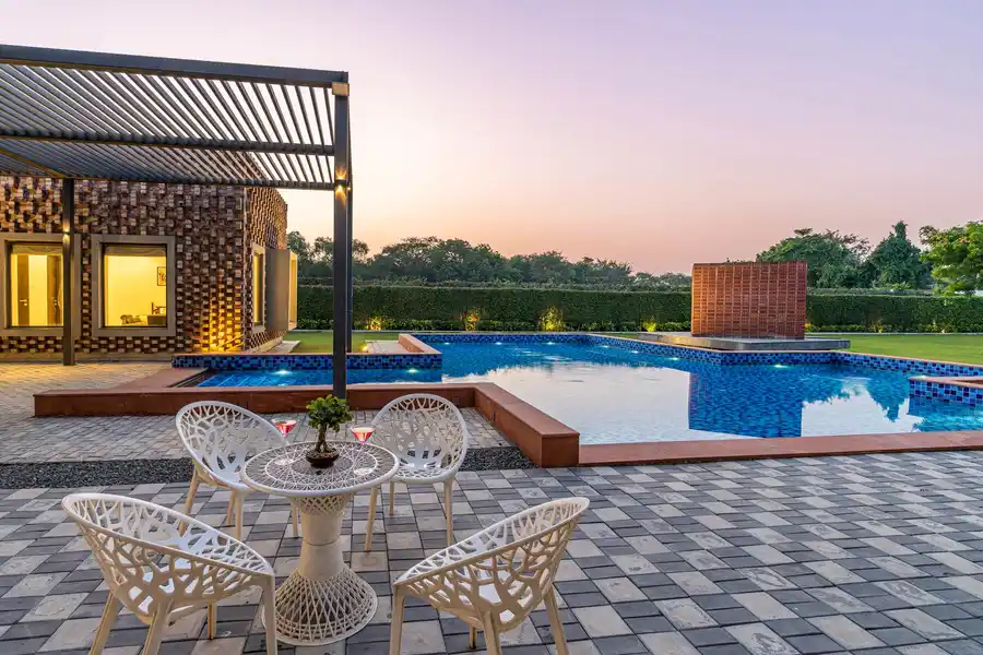 The Brick house w/ Outdoor Pool, New Delhi
