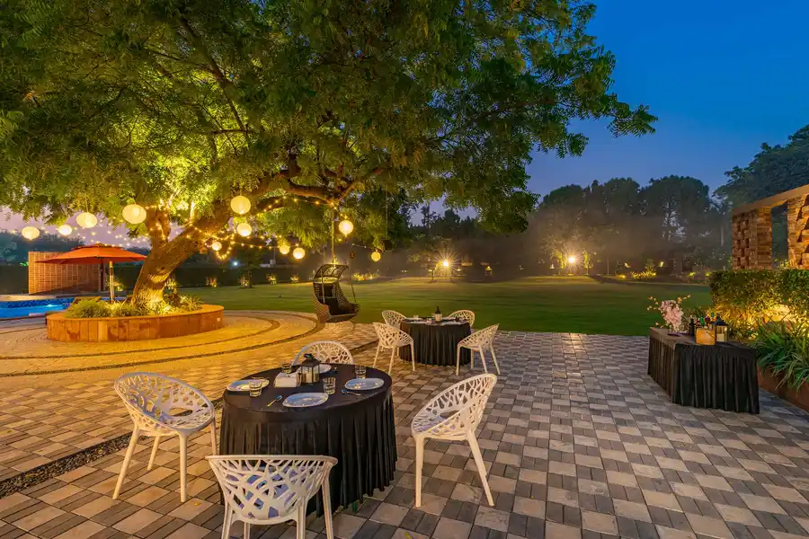 The Brick house w/ Outdoor Pool, New Delhi