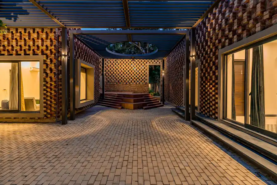 The Brick house w/ Outdoor Pool, New Delhi