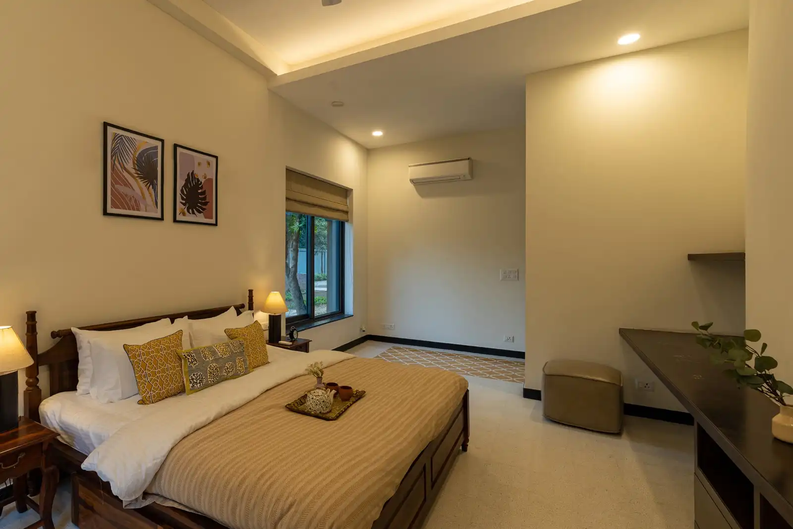 The Brick house w/ Outdoor Pool, New Delhi