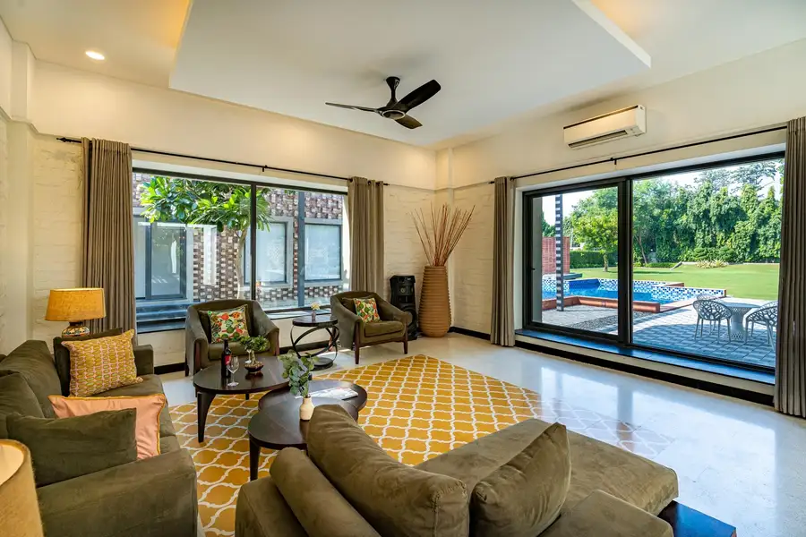 The Brick house w/ Outdoor Pool, New Delhi