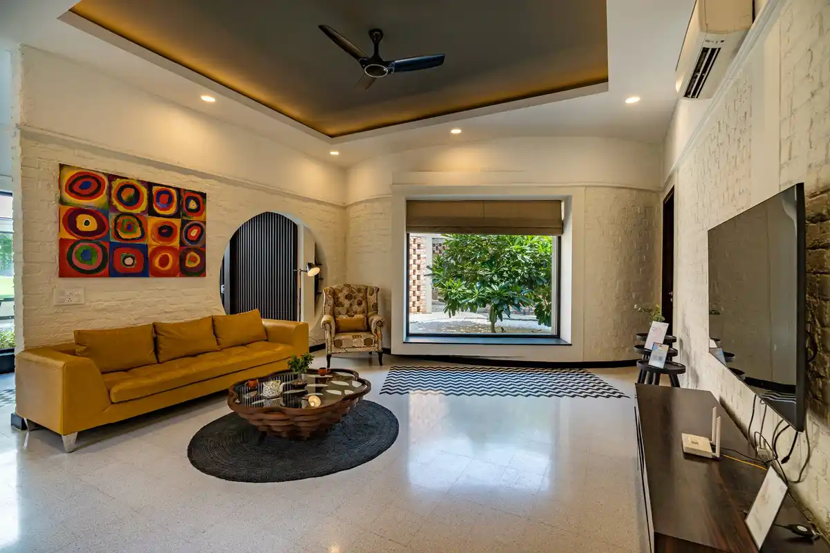 The Brick house w/ Outdoor Pool, New Delhi