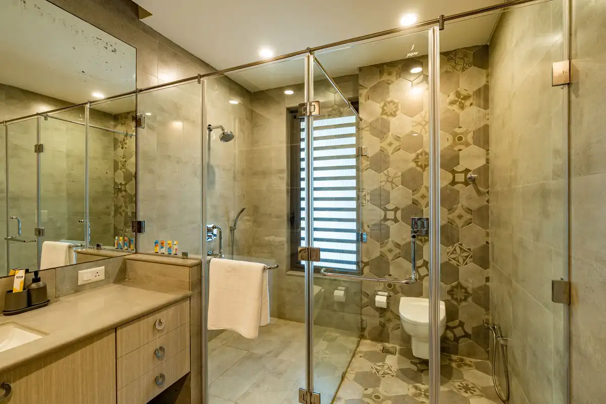The Brick house w/ Outdoor Pool, New Delhi