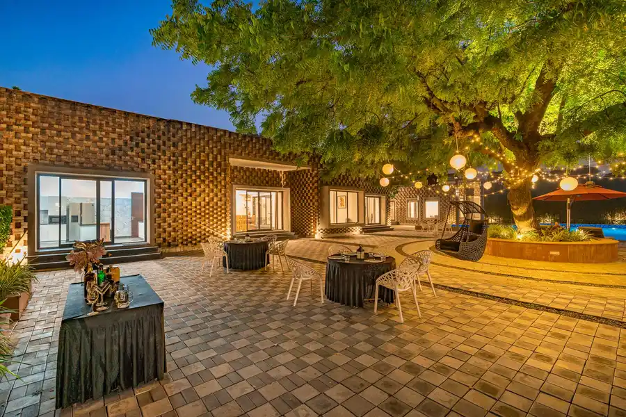 The Brick house w/ Outdoor Pool, New Delhi