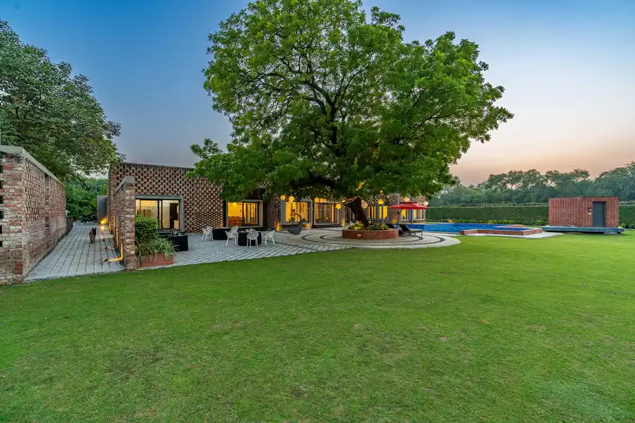The Brick house w/ Outdoor Pool, New Delhi