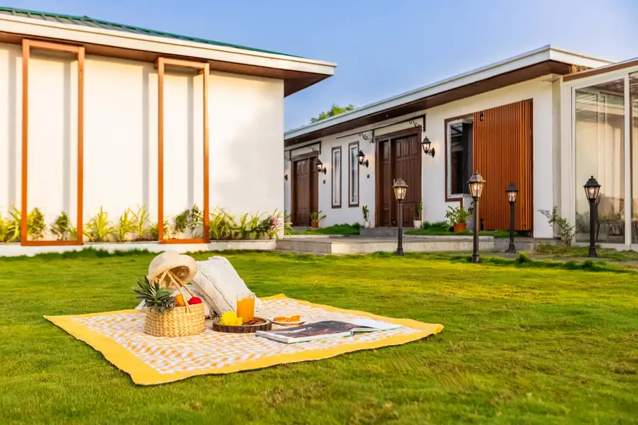 The Five Oaks, Karjat