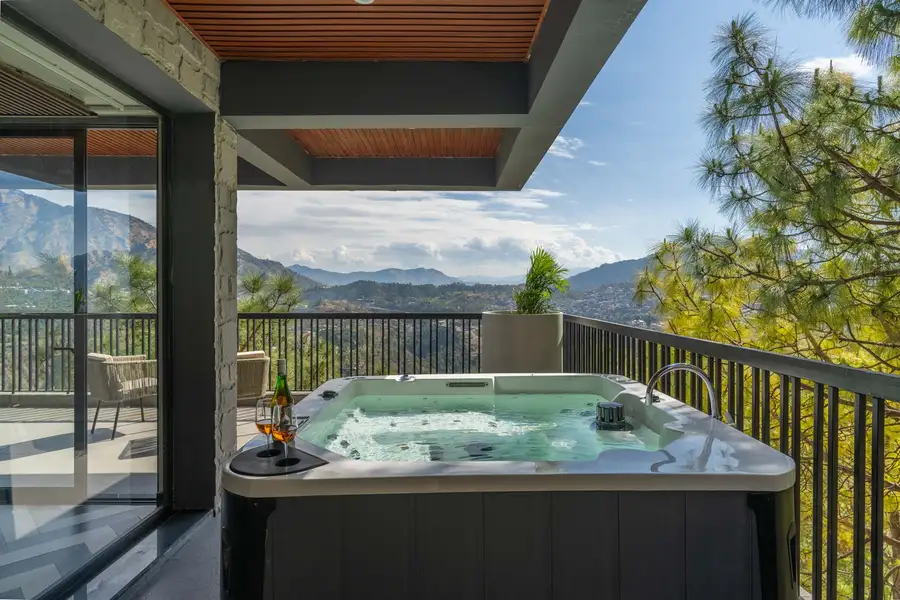The Himalayan Den w/ Jacuzzi, Kasauli
