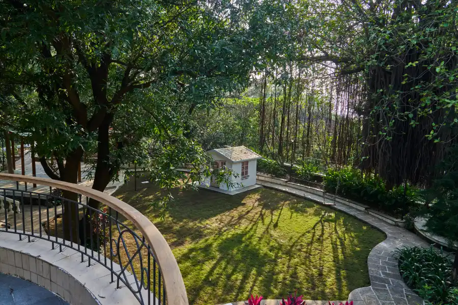 The Ivory Chest, Karjat