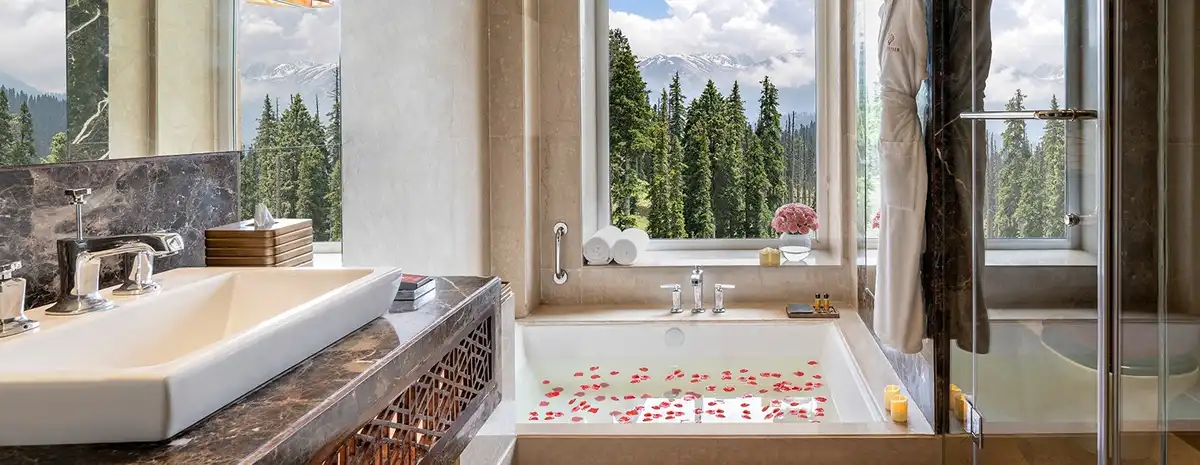 The Khyber Himalayan Resort & Spa Bathroom