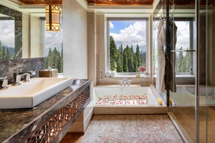 The Khyber Himalayan Resort & Spa Bathroom