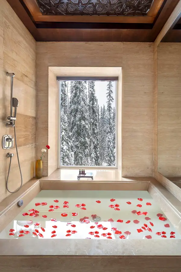 The Khyber Himalayan Resort & Spa Bathroom