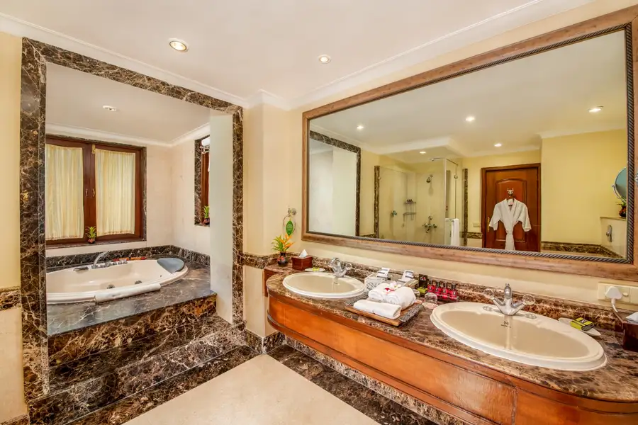 The Lalit Golf & Spa Resort Bathroom