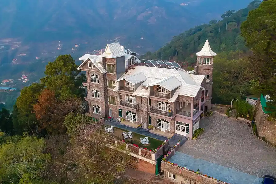 The Mansion - 8BHK W/Outdoor Infinity Pool & Jacuzzi, Kasauli