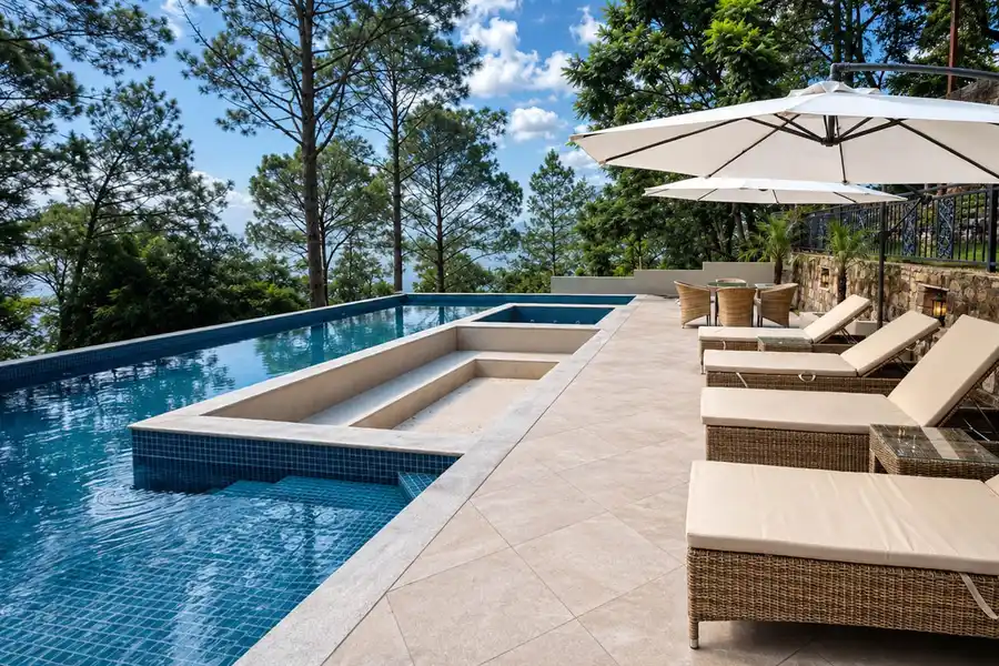 The Mansion - 8BHK W/Outdoor Infinity Pool & Jacuzzi, Kasauli