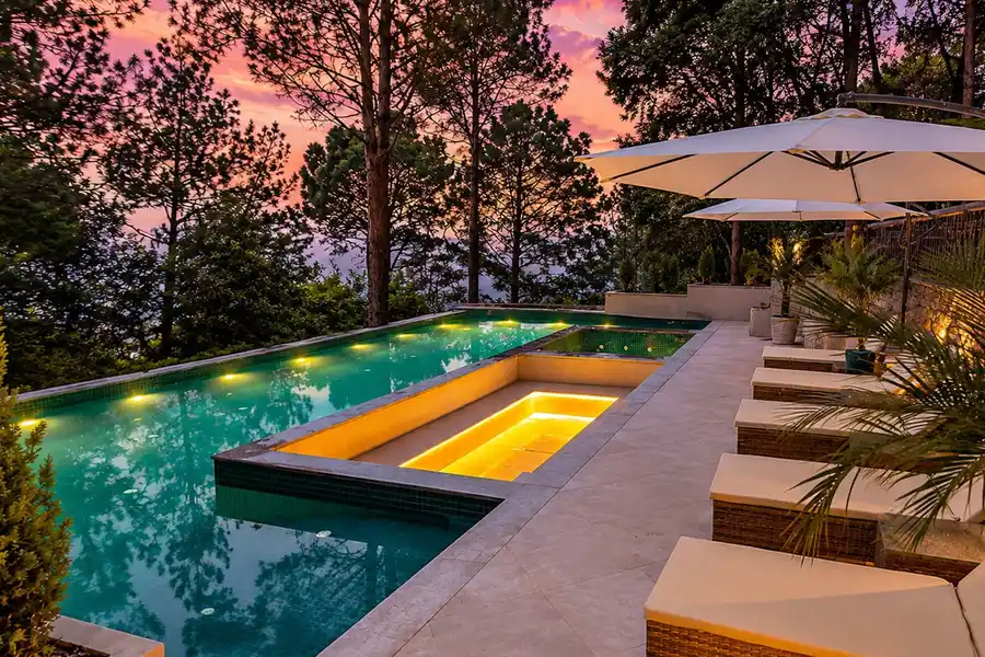 The Mansion - 8BHK W/Outdoor Infinity Pool & Jacuzzi, Kasauli